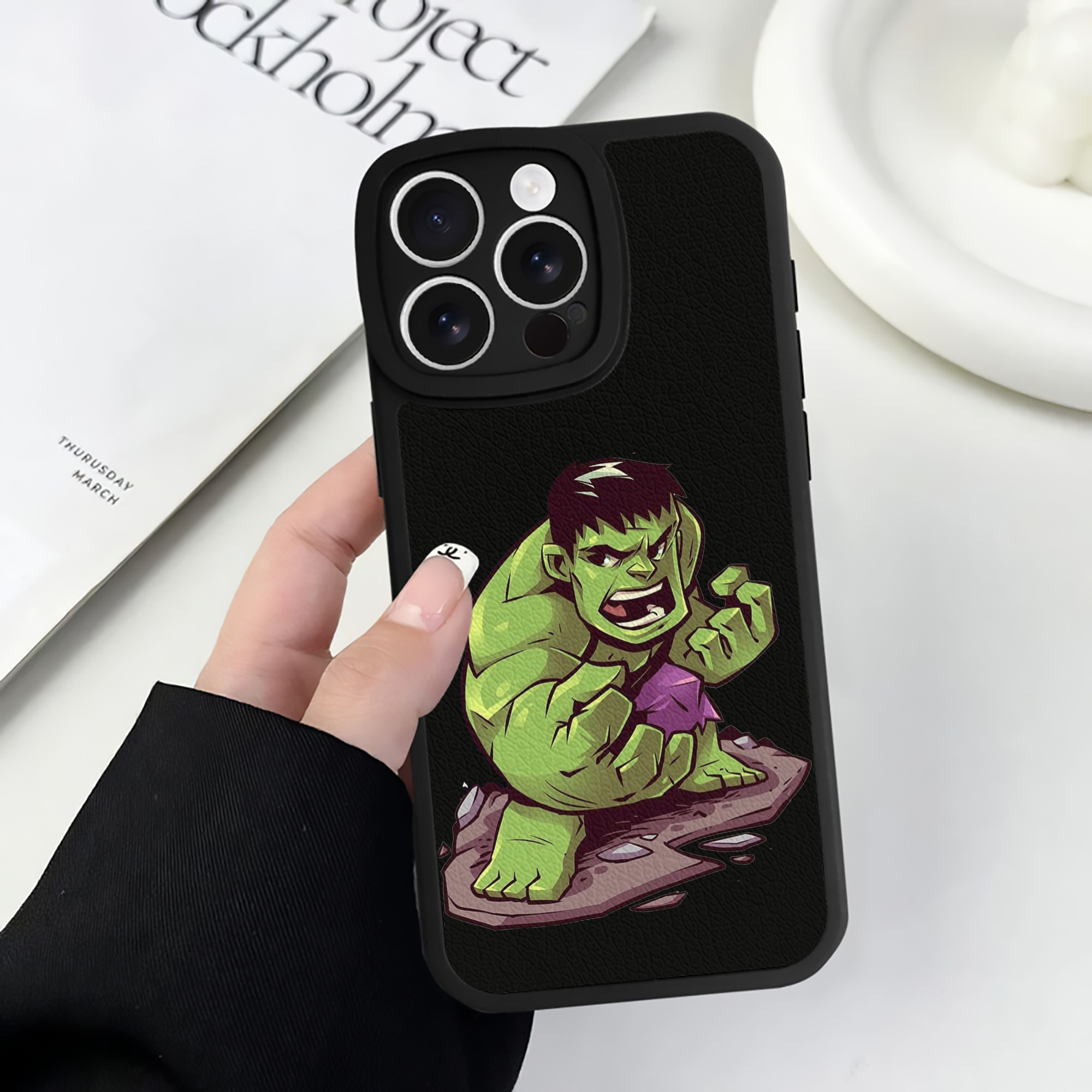 （画像用） アベンジャーズ The Avengers 【iPhone 16シリーズ対応】シリコンスマホケース（レザー調） 材質：シリコン